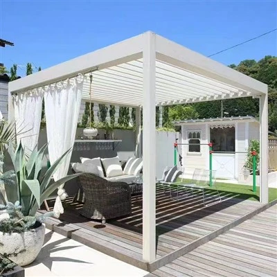 Persiana solar elétrica com estrutura de metal e pérgola